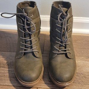 Crown Vintage Army Green Combat Style Boots with small heel, size 10